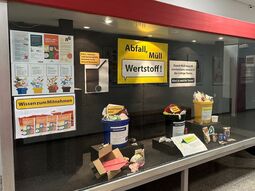 Vorschaubild Die 10/11/12 EWH trug ihre Projektergebnisse mit der Gestaltung eines Schaufensters im Sommer 2024 ins Licht der Schulgemeinde. Sensibilisierung für das Thema ist eine bedeutende Säule, wenn sich etwas ändern soll.