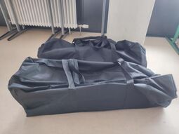 Vorschaubild 2 von 5 Taschen, in denen die Ausstellung verpackt ist