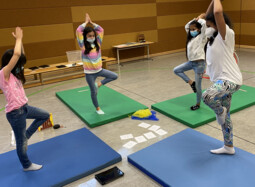 Vorschaubild Nach jeder Landung geht es zur Yogaübung des entsprechenden Tieres.